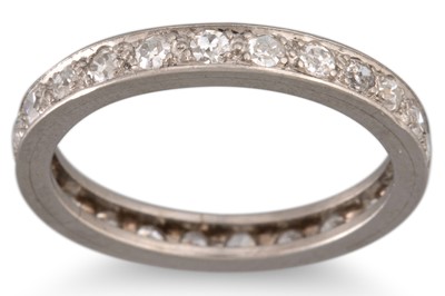 Lot 105 - A VINTAGE DIAMOND ETERNITY RING, the circular...