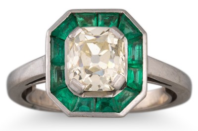 Lot 112 - AN ANTIQUE DIAMOND AND EMERALD TARGET RING,...