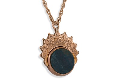 Lot 113 - AN ANTIQUE BLOODSTONE AND CARNELIAN FOB, in...