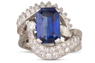 Lot 154 - A SAPPHIRE AND DIAMOND RING, the rectangular...