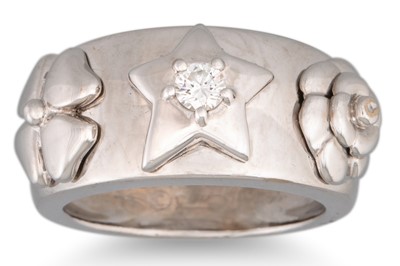 Lot 157 - A CHANEL DIAMOND SET RING, featuring a clover,...