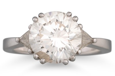 Lot 133 - A DIAMOND SOLITAIRE RING, the round brilliant...