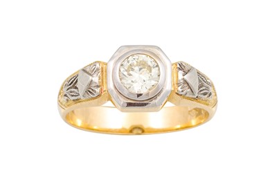 Lot 289 - A VINTAGE DIAMOND RING, the circular diamond...