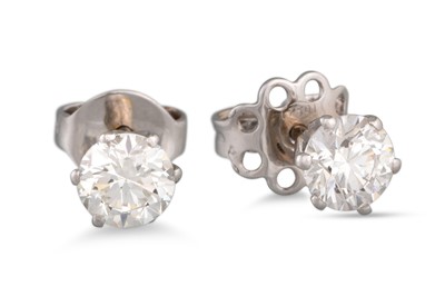 Lot 134 - A PAIR OF DIAMOND STUD EARRINGS, the brilliant...