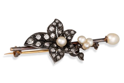 Lot 136 - AN ANTIQUE DIAMOND AND PEARL SET BROOCH,...