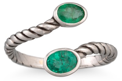 Lot 126 - AN EMERALD CROSS OVER RING, mounted in...