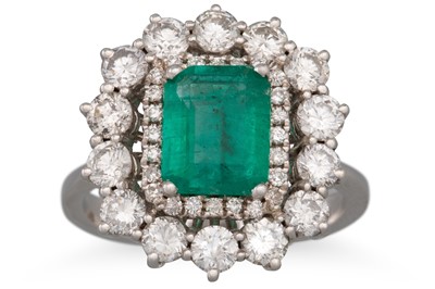 Lot 130 - A COLOMBIAN EMERALD AND DIAMOND CLUSTER RING,...