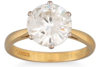 Lot 147 - A DIAMOND SOLITAIRE RING, the round brilliant...