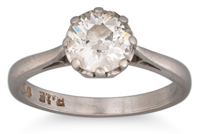 Lot 276 - A DIAMOND SOLITAIRE RING, mounted in platinum,...