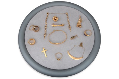 Lot 107 - A MISCELLANEOUS COLLECTION OF 9CT GOLD ITEMS,...