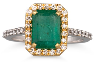 Lot 246 - AN EMERALD AND DIAMOND CLUSTER RING, the...