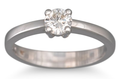 Lot 248 - A DIAMOND SOLITAIRE RING, the brilliant cut...