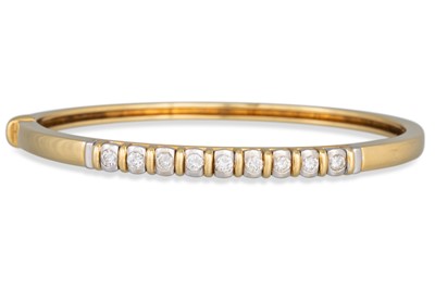 Lot 18 - A DIAMOND SET HINGED BANGLE, in 18ct gold,...