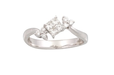 Lot 298 - A DIAMOND CLUSTER RING, set with princess and...