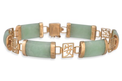 Lot 58 - A JADE AND GOLD BRACELET, of East Asian design