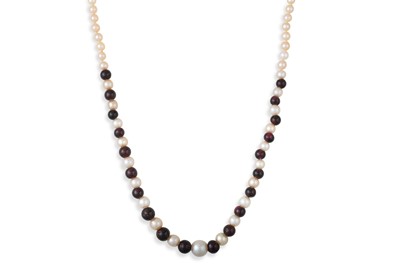 Lot 72 - A CULTURED PEARL NECKLACE, with spacers