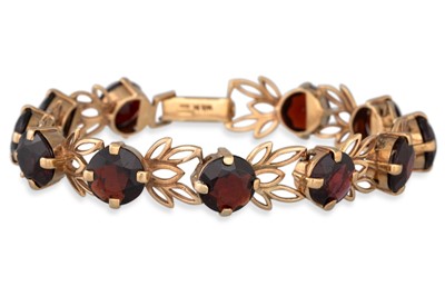 Lot 78 - A 9CT GOLD AND GARNET BRACELET, the oval...