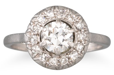 Lot 262 - AN ANTIQUE DIAMOND CLUSTER RING, of circular...