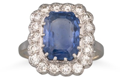 Lot 266 - A DIAMOND AND SAPPHIRE CLUSTER RING, the...