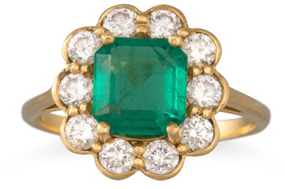 Lot 275 - AN EMERALD AND DIAMOND CLUSTER RING, the...