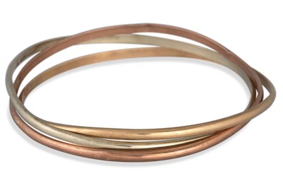 Lot 292 - A 9CT THREE COLOUR GOLD BANGLE, 8.6 g.