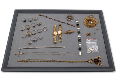 Lot 102 - A LARGE COLLECTION OF COSTUME JEWELLERY,...