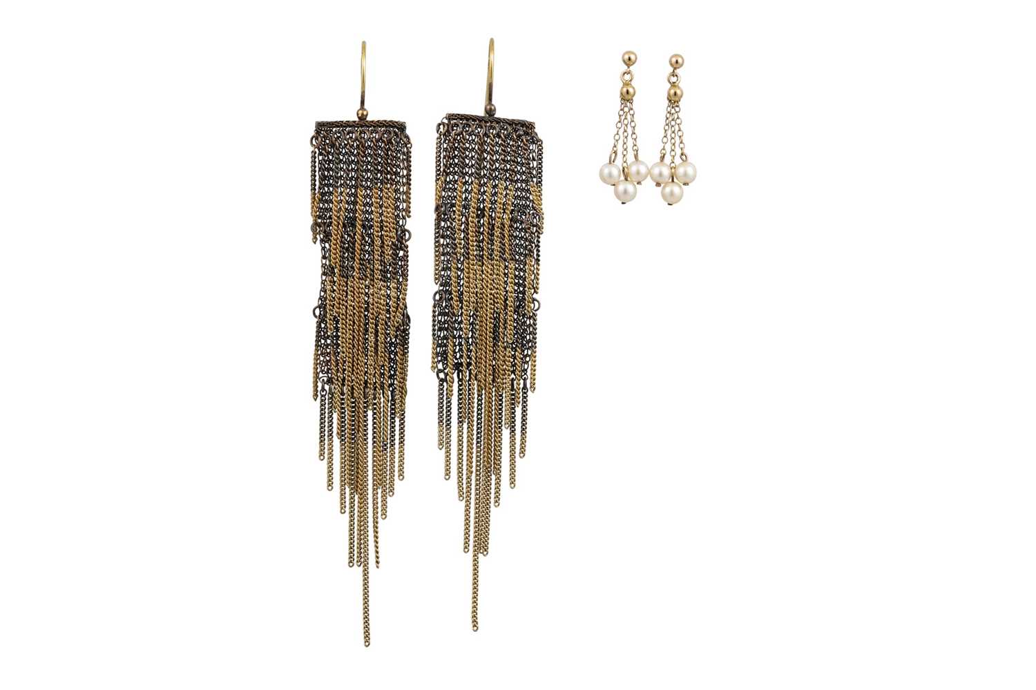 Lot 212 - A PAIR OF GOLD AND CULTURED PEARL DROP...