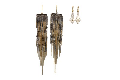 Lot 212 - A PAIR OF GOLD AND CULTURED PEARL DROP...