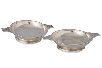 Lot 393 - A PAIR OF IRISH SILVER TOASTING CUPS / QUAICH...