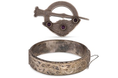 Lot 77 - AN ANTIQUE IRISH TARA BROOCH, set with an...