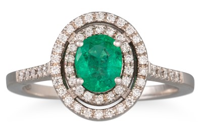 Lot 169 - AN EMERALD AND DIAMOND CLUSTER RING, the oval...