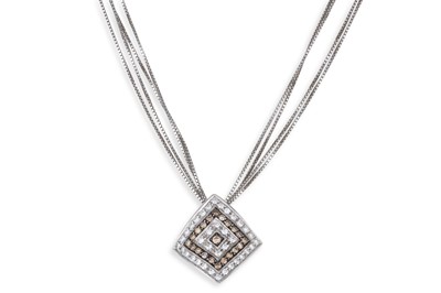 Lot 194 - A BROWN AND WHITE DIAMOND CLUSTER PENDANT,...