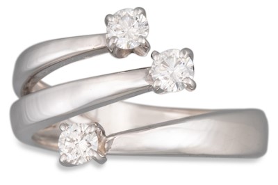 A DIAMOND RING, set with three brilliant cut...