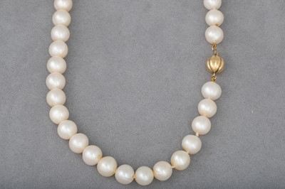 Lot 182 - A CULTURED PEARL NECKLACE, to a 9ct yellow...