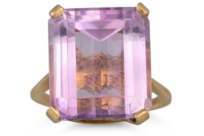 Lot 27 - AN AMETHYST RING, the rectangular amethyst...