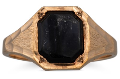 Lot 29 - AN ONYX SIGNET RING, mounted in 9ct yellow...