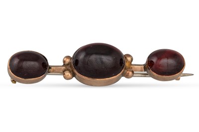 Lot 38 - AN ANTIQUE GARNET BROOCH, the oval cabochon...