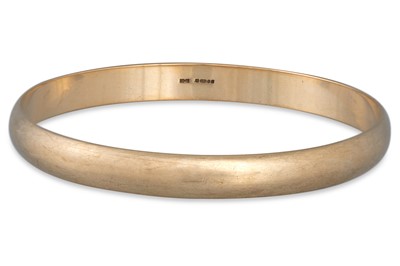 Lot 40 - A 9CT GOLD BANGLE, ca 30.6 g.