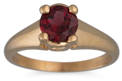 Lot 41 - A GARNET SET RING, mounted in 9ct yellow gold,...