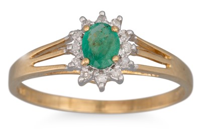 Lot 42 - A DIAMOND AND EMERALD SET CLUSTER RING, the...