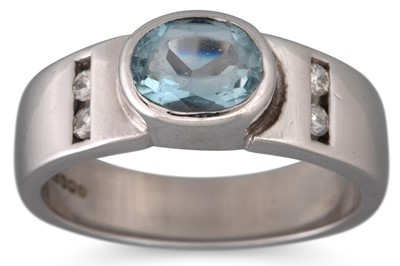 Lot 61 - A DIAMOND AND AQUAMARINE RING, the oval...