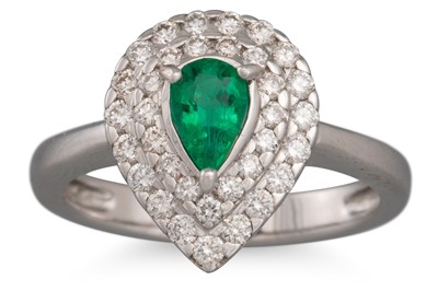 Lot 64 - A DIAMOND AND EMERALD CLUSTER RING, the pear...