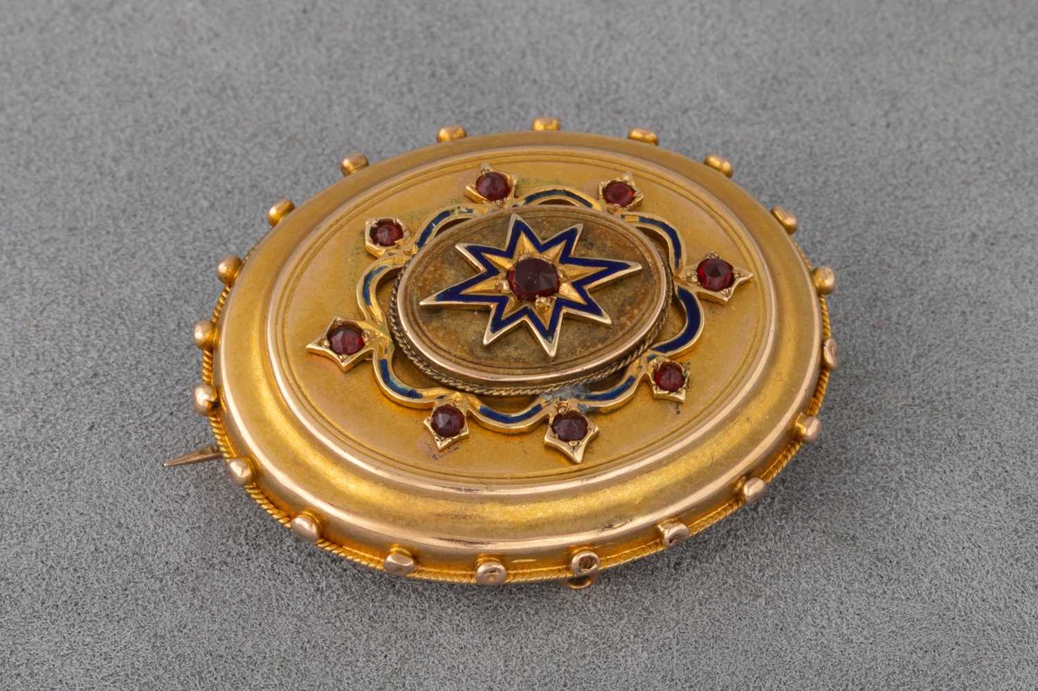 Lot 59 - AN ANTIQUE GOLD OVAL MOURNING BROOCH, blue...