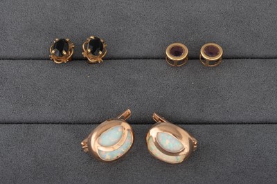 Lot 61 - THREE PAIRS OF STONE SET EARRINGS, 4 g.