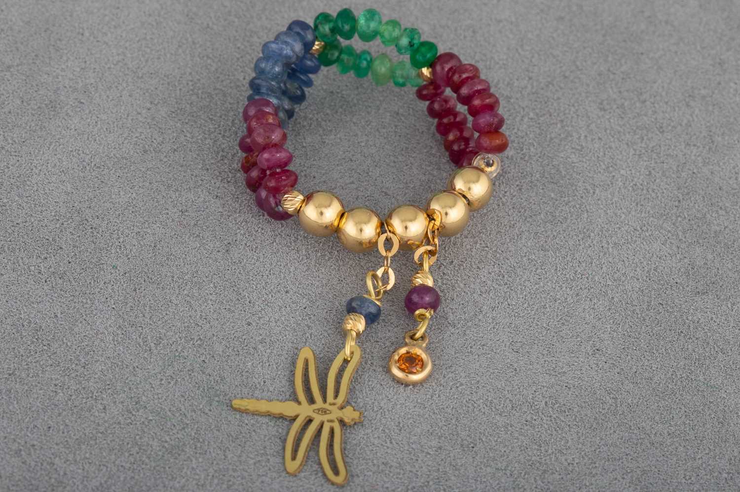 Lot 43 - A SAPPHIRE, RUBY AND EMERALD RING, of beaded...