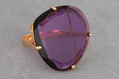 Lot 44 - AN AMETHYST RING, the flat polished stone...