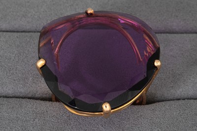 Lot 44 - AN AMETHYST RING, the flat polished stone...