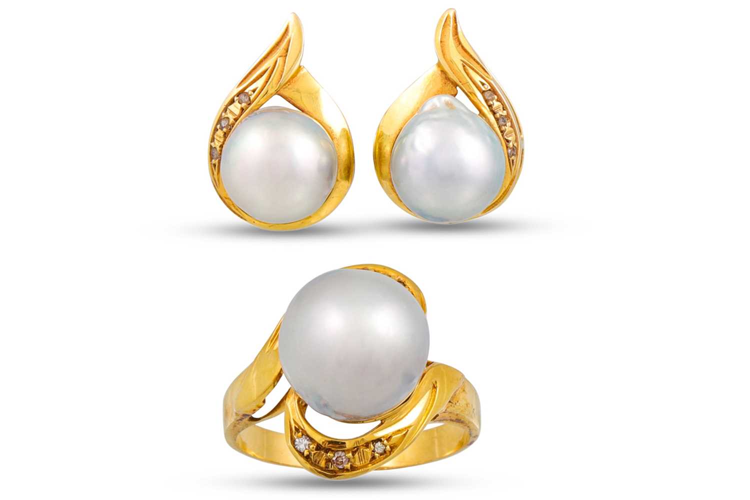 Lot 263 - A CULTURED PEARL RING, grey tones, mounted in...
