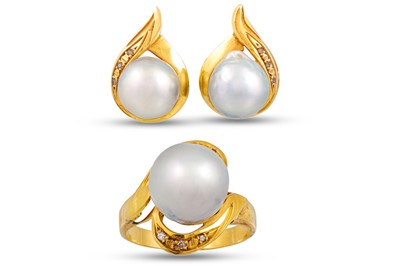 Lot 263 - A CULTURED PEARL RING, grey tones, mounted in...