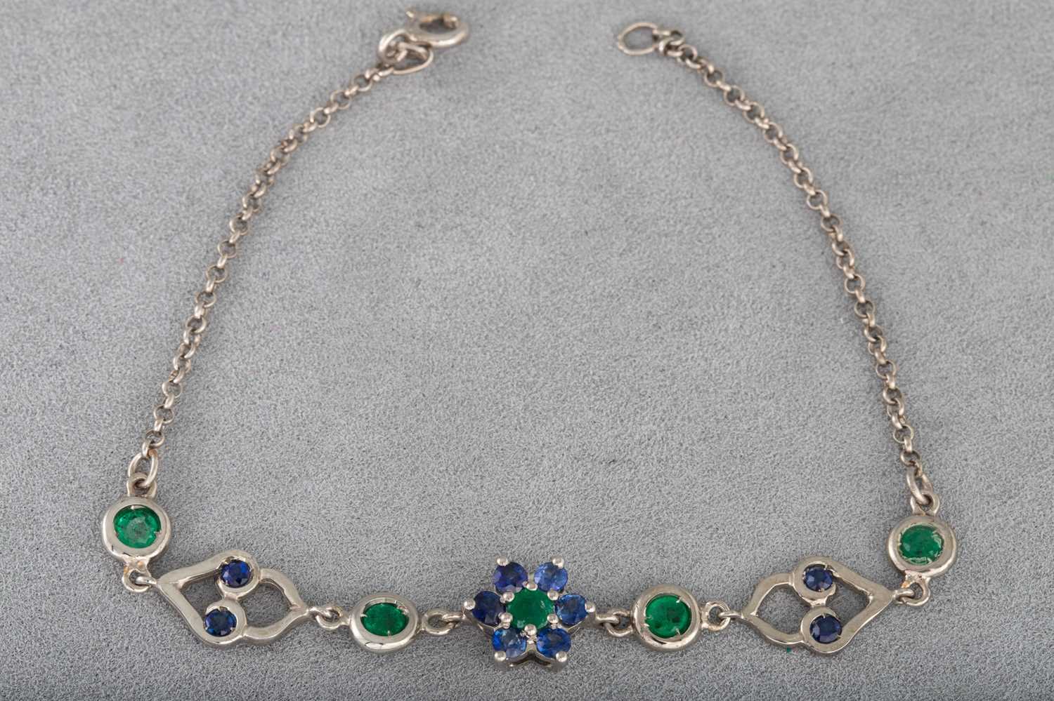 Lot 46 - AN EMERALD AND SAPPHIRE CLUSTER BRACELET,...